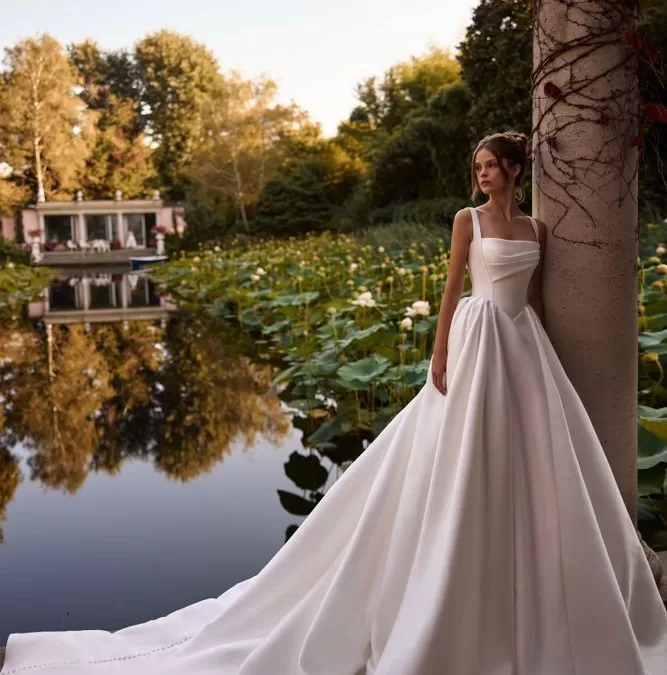 Square neckline bodice rushed a-line plain wedding gown.
